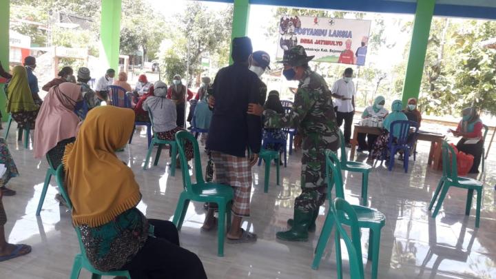  Satgas TMMD Bojonegoro Bantu Arahkan Warga Periksa Kesehatan
